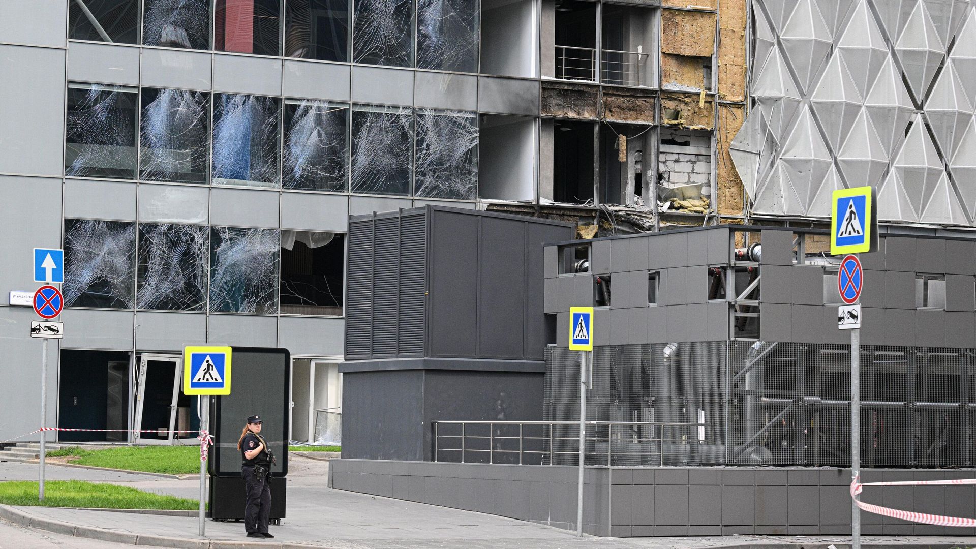 Здание делового центра Москва-сити, поврежденное в результате попытки атаки украинских беспилотников Здание делового центра Москва-сити, поврежденное в результате попытки атаки украинских беспилотников - РИА Новости, 1920, 31.07.2023