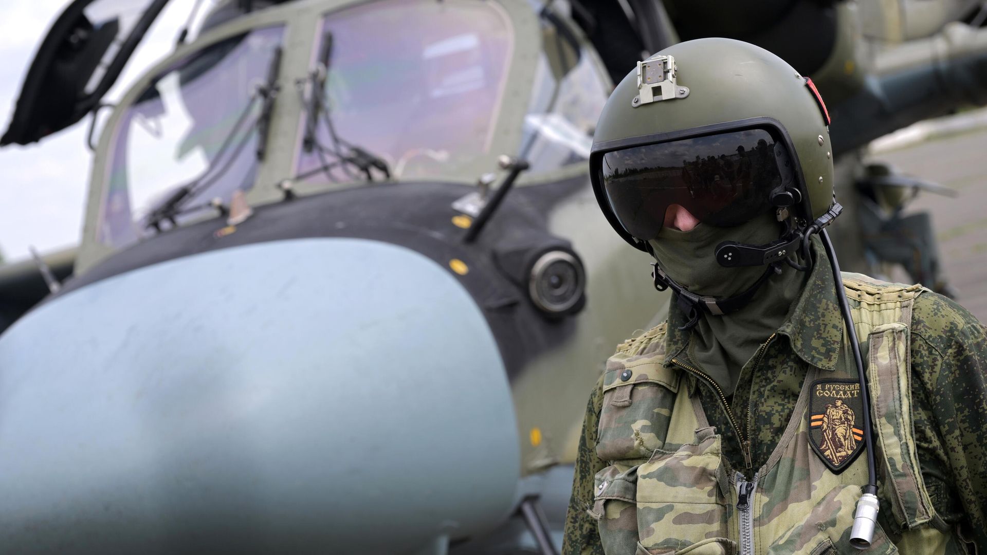 Пилот ударного вертолета Ка-52 перед боевым вылетом в зоне СВО Пилот ударного вертолета Ка-52 перед боевым вылетом в зоне СВО - РИА Новости, 1920, 12.08.2023