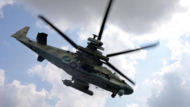 Ударный вертолет Ка-52 уходит на выполнение боевой задачи в зоне СВО