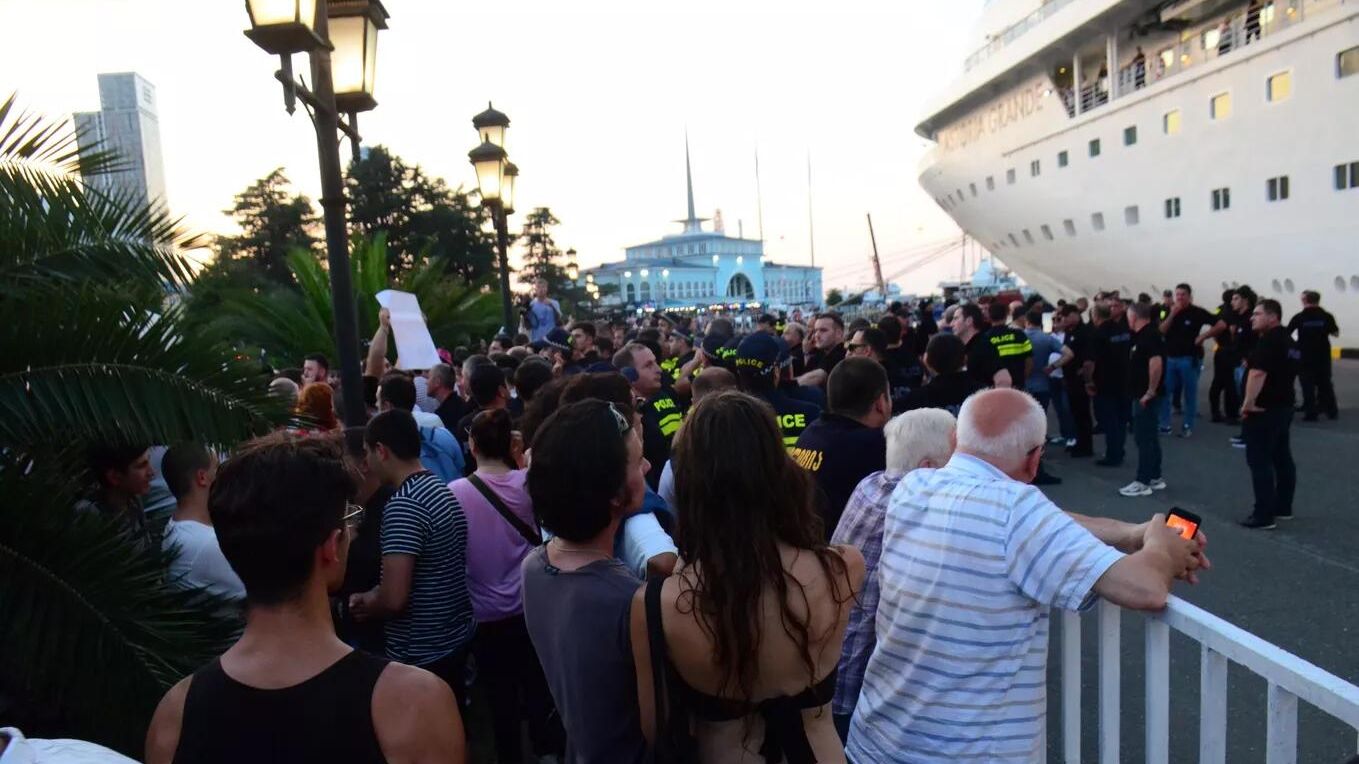 Акция протеста у круизного лайнера Astoria Grande в порту Батуми Акция протеста у круизного лайнера Astoria Grande в порту Батуми - РИА Новости, 1920, 31.07.2023