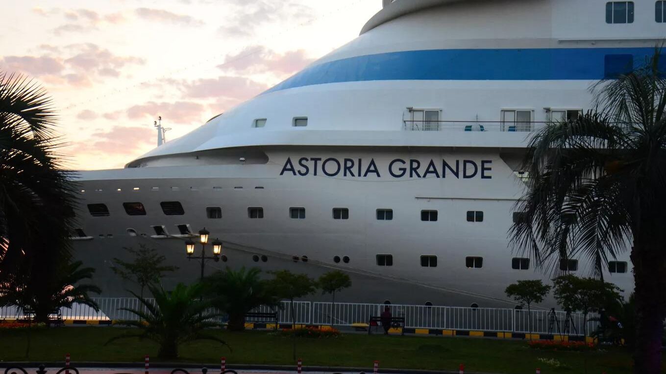 Круизный лайнер Astoria Grande в порту Батуми Круизный лайнер Astoria Grande в порту Батуми - РИА Новости, 1920, 31.07.2023
