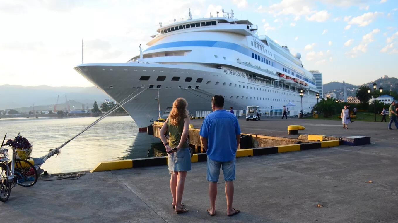 Круизный лайнер Astoria Grande в порту Батуми Круизный лайнер Astoria Grande в порту Батуми - РИА Новости, 1920, 31.07.2023