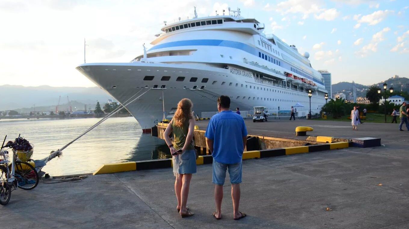 Круизный лайнер Astoria Grande в порту Батуми Круизный лайнер Astoria Grande в порту Батуми - РИА Новости, 1920, 31.07.2023