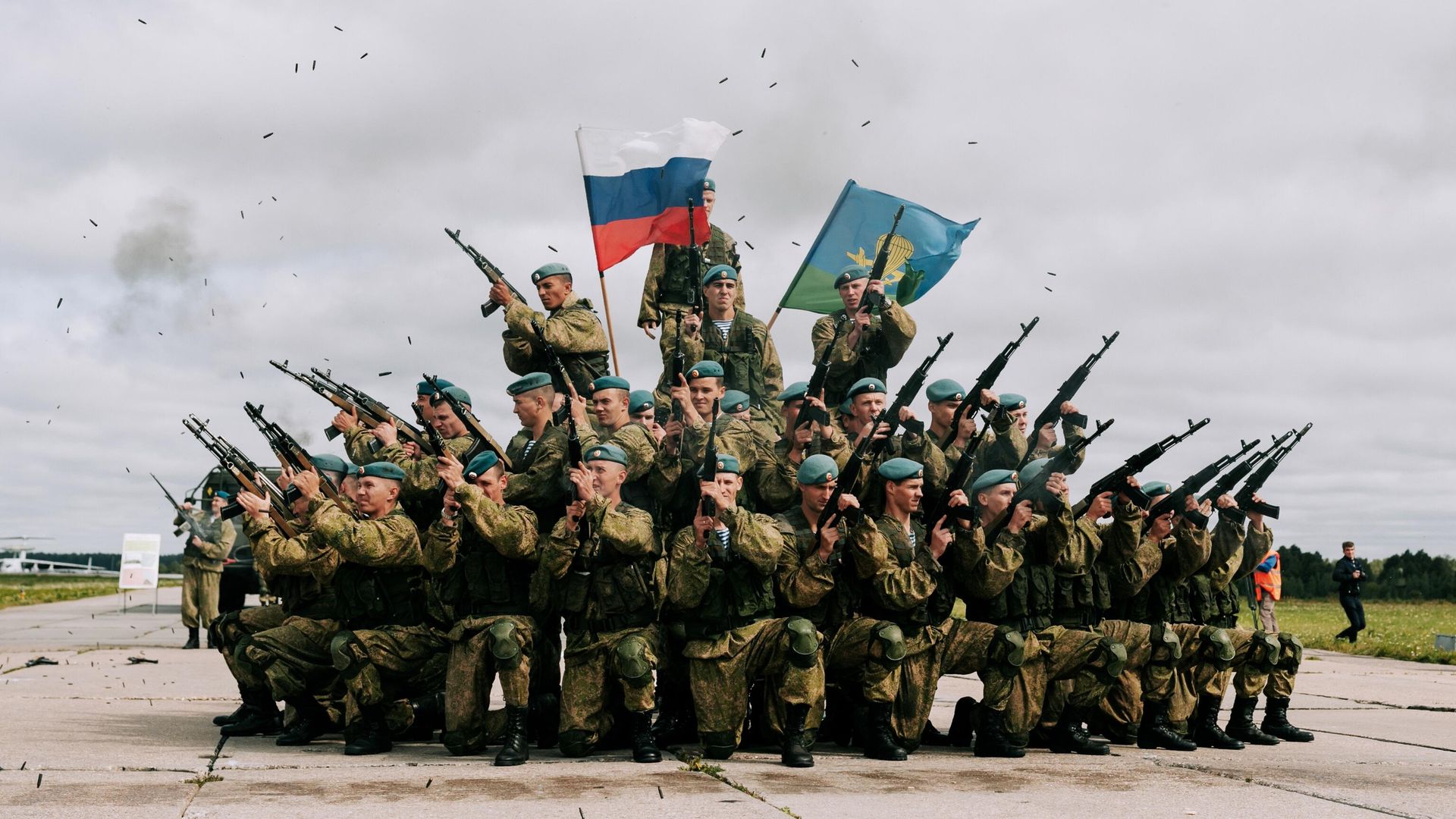Показательные выступления военнослужащих 98-й дивизии ВДВ в рамках военно-патриотического праздника Открытое небо в Иванове Показательные выступления военнослужащих 98-й дивизии ВДВ в рамках военно-патриотического праздника Открытое небо в Иванове - РИА Новости, 1920, 02.08.2023
