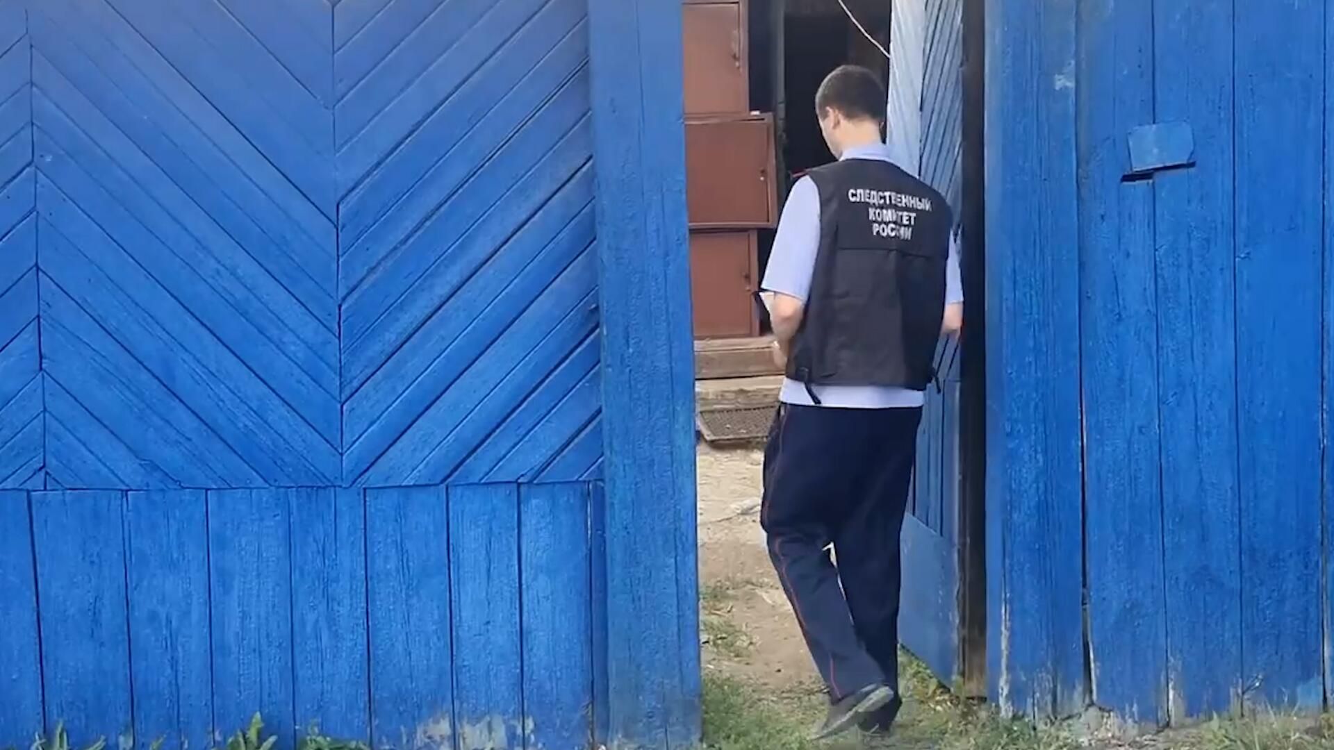 Дом, где подозреваемый 14 лет удерживал похищенную девушку Дом, где подозреваемый 14 лет удерживал похищенную девушку - РИА Новости, 1920, 31.07.2023