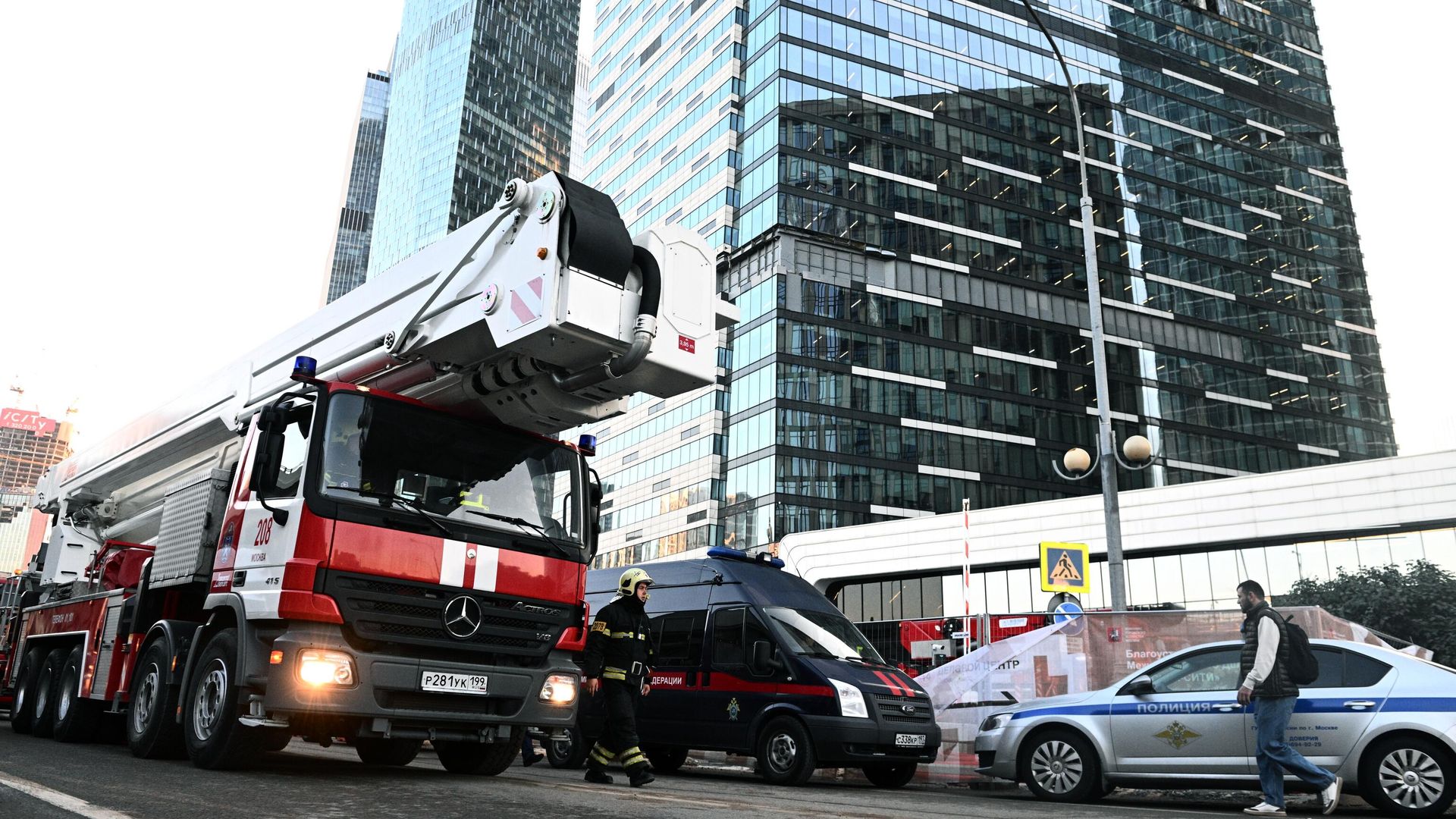 Машины спецслужб у одной из башен Москва-Сити, поврежденной при атаке беспилотника Машины спецслужб у одной из башен Москва-Сити, поврежденной при атаке беспилотника - РИА Новости, 1920, 01.08.2023