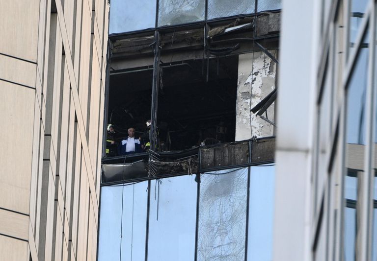 Сотрудники пожарной службы МЧС в башне IQ-квартал делового центра Москва-сити, поврежденной в результате атаки украинских беспилотников Сотрудники пожарной службы МЧС в башне IQ-квартал делового центра Москва-сити, поврежденной в результате атаки украинских беспилотников