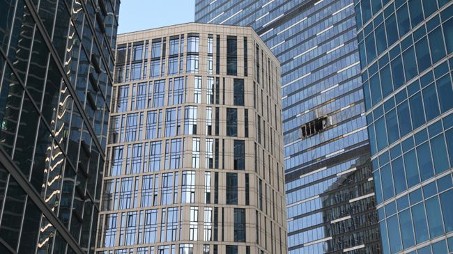 Повреждения и разбитые стекла в башне IQ-квартал делового центра Москва-сити
