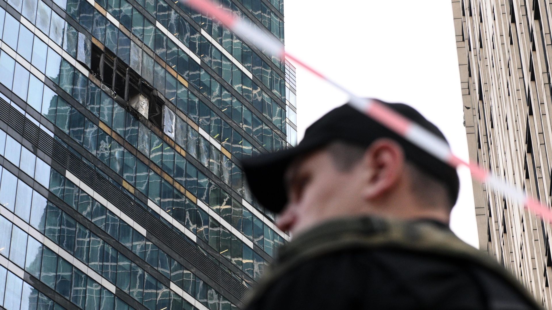 Повреждения и разбитые стекла в башне IQ-квартал делового центра Москва-сити в результате атаки украинских беспилотников Повреждения и разбитые стекла в башне IQ-квартал делового центра Москва-сити в результате атаки украинских беспилотников - РИА Новости, 1920, 03.08.2023