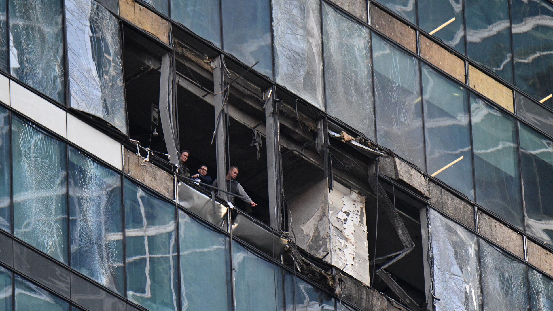 Сотрудники следственного комитета в башне IQ-квартал делового центра Москва-сити, поврежденной в результате атаки украинских беспилотников Сотрудники следственного комитета в башне IQ-квартал делового центра Москва-сити, поврежденной в результате атаки украинских беспилотников - РИА Новости, 1920, 01.08.2023