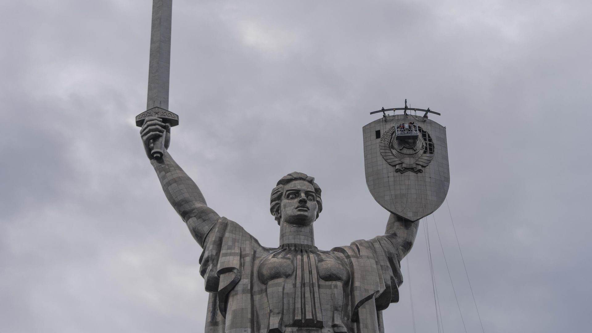 Рабочие демонтируют герб СССР с монумента Родина-мать в Киеве, Украина Рабочие демонтируют герб СССР с монумента Родина-мать в Киеве, Украина - РИА Новости, 1920, 01.08.2023