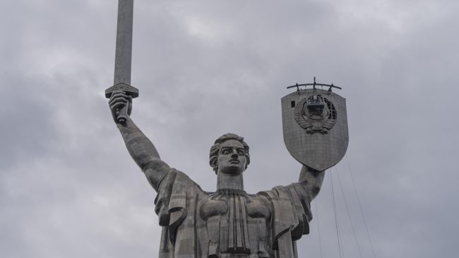 Рабочие демонтируют герб СССР с монумента Родина-мать в Киеве, Украина