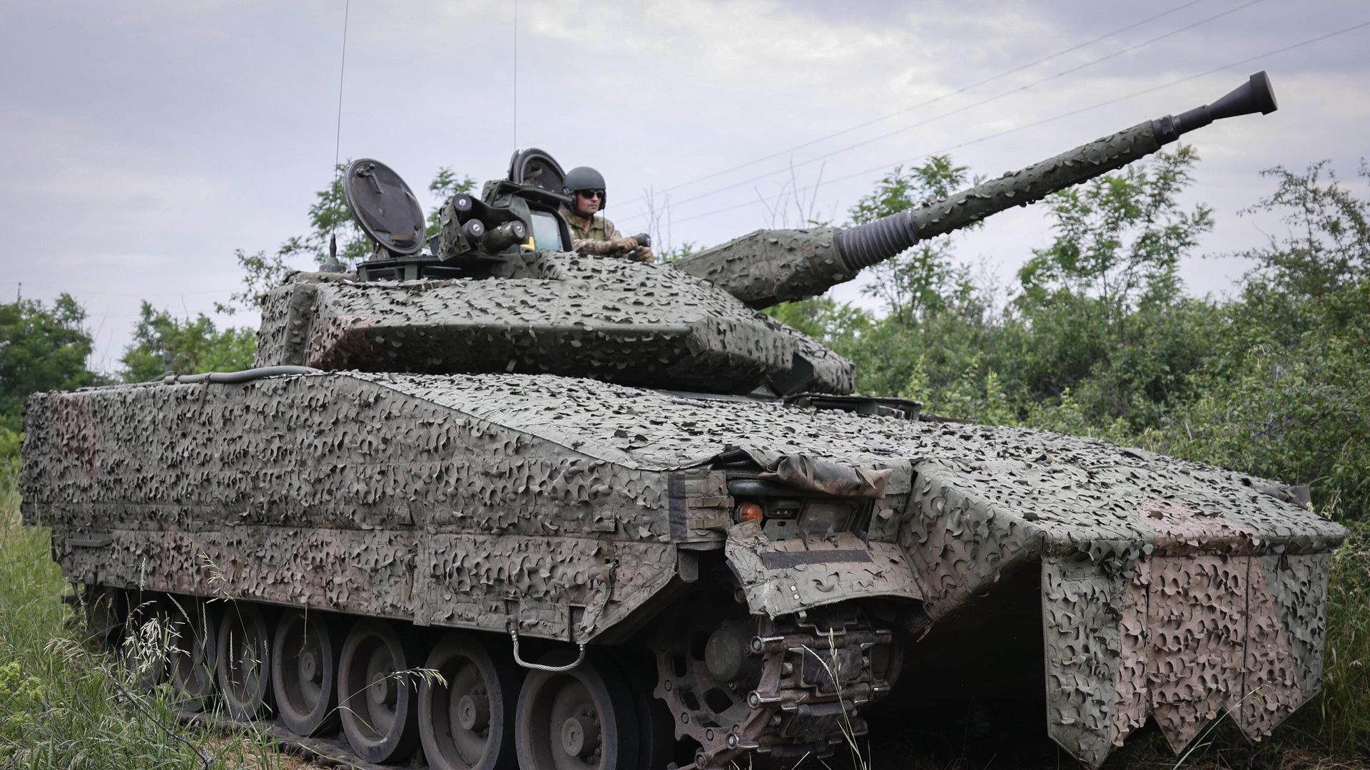 Украинский военный на шведской БМП CV90 Украинский военный на шведской БМП CV90 - РИА Новости, 1920, 14.10.2023
