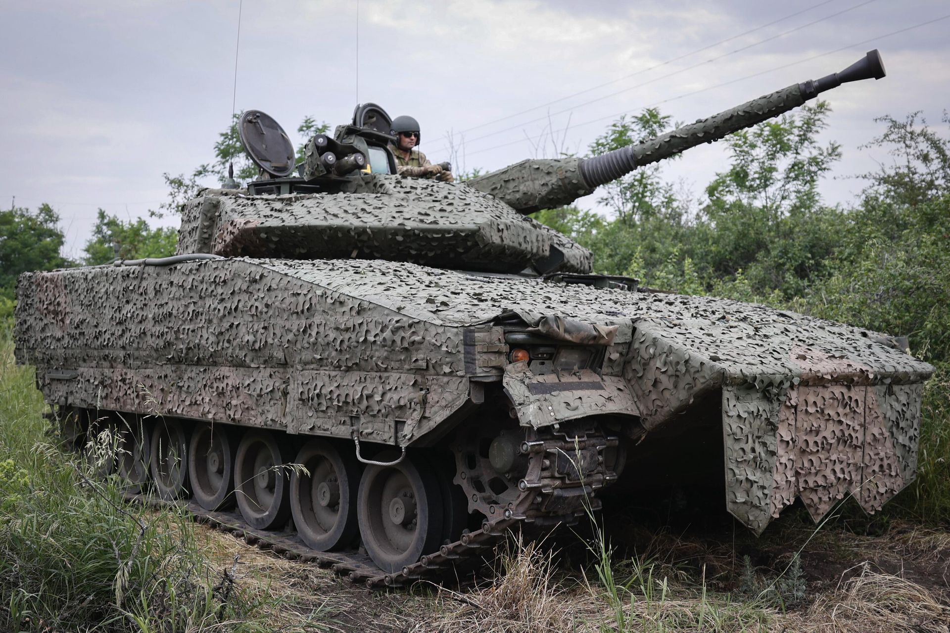 Украинский военный на шведской БМП CV90 Украинский военный на шведской БМП CV90 - РИА Новости, 1920, 01.08.2023
