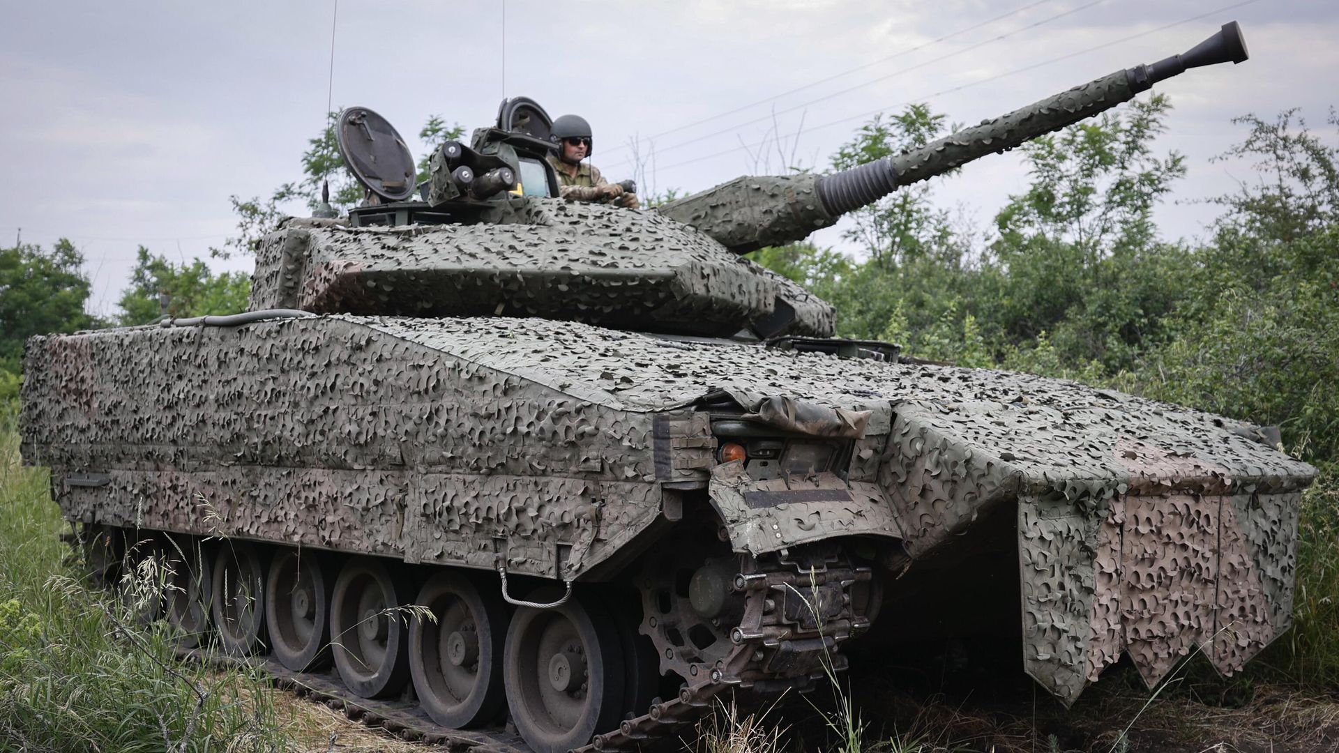 Украинский военный на шведской БМП CV90 - РИА Новости, 1920, 14.10.2023