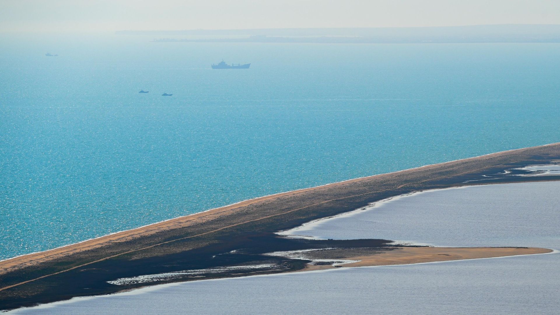 Вид на перешеек, отделяющий Кояшское озеро от Черного моря Вид на перешеек, отделяющий Кояшское озеро от Черного моря - РИА Новости, 1920, 16.01.2024