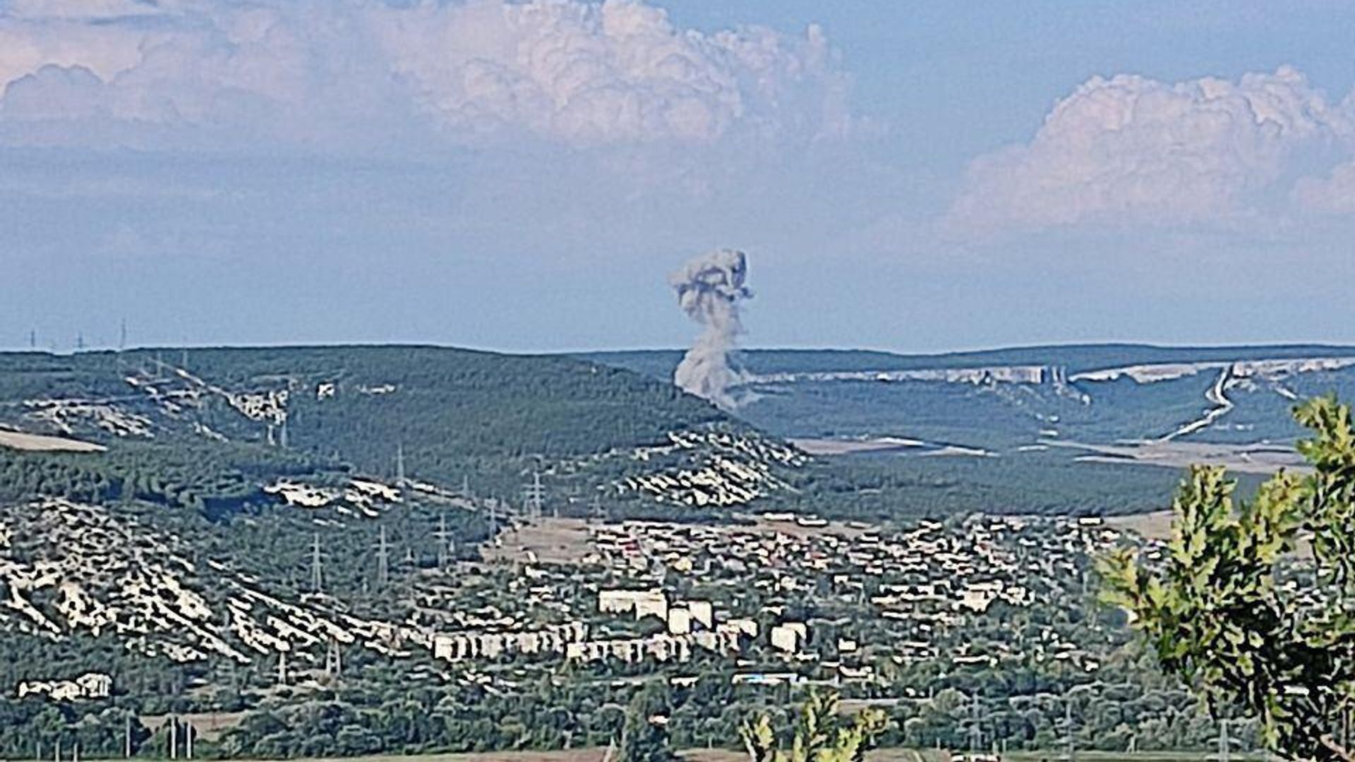 Дым на месте взрыва в окрестностях Севастополя Дым на месте взрыва в окрестностях Севастополя - РИА Новости, 1920, 01.08.2023