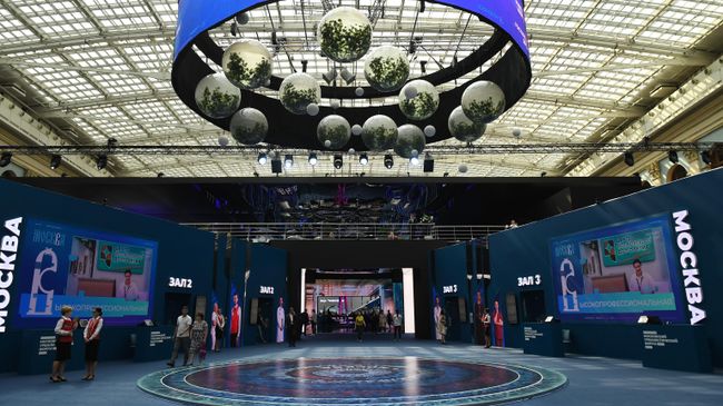 Посетители на Московском урбанистическом форуме в Гостином дворе