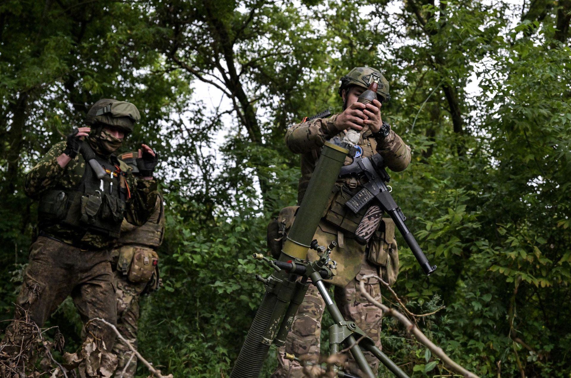 Военнослужащие ВС РФ ведут стрельбу из 82мм миномёта