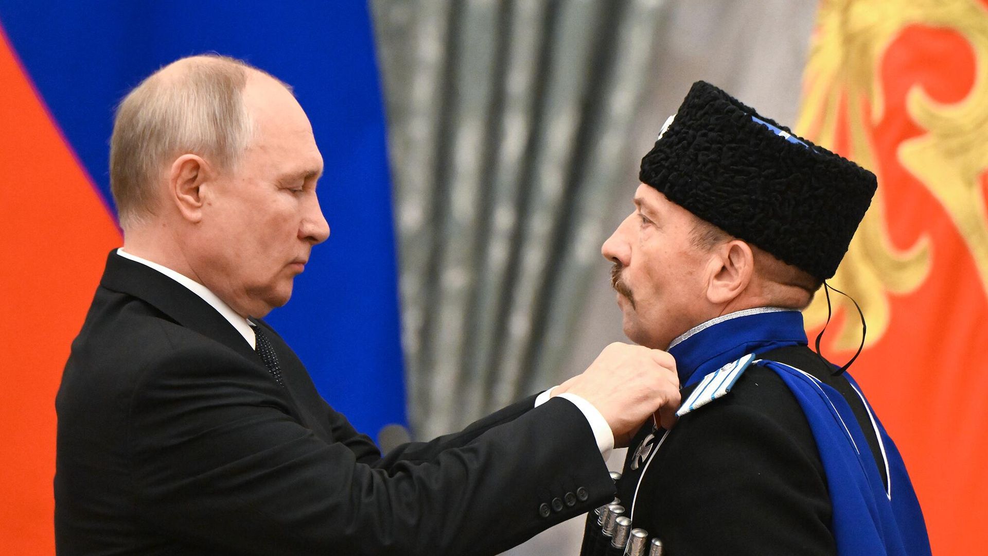Президент РФ Владимир Путин и заместитель командира добровольческого батальона Сибирь Сергей Мерзеликин (справа), награжденный орденом Мужества Президент РФ Владимир Путин и заместитель командира добровольческого батальона Сибирь Сергей Мерзеликин (справа), награжденный орденом Мужества - РИА Новости, 1920, 02.08.2023