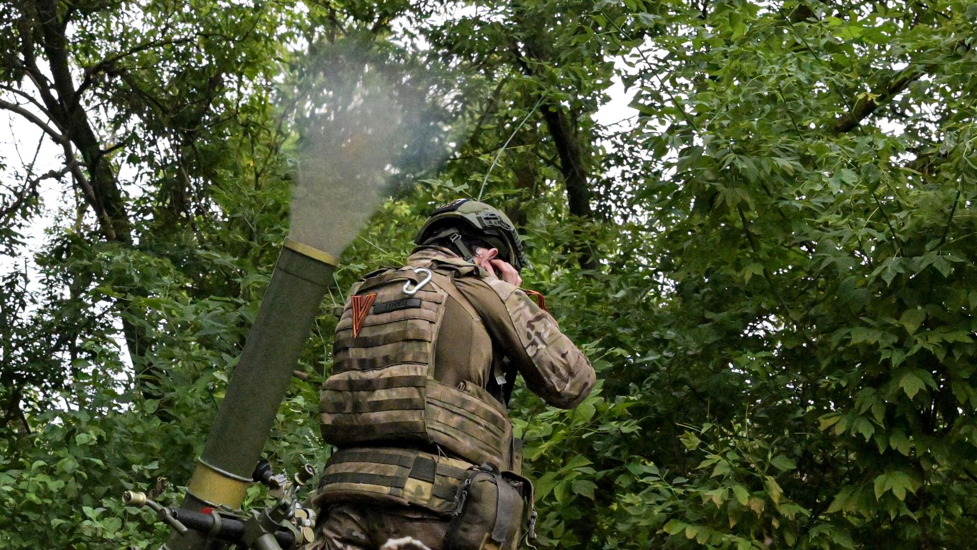 Российский военнослужащий ведет стрельбу из 82-миллиметрового  миномета - РИА Новости, 1920, 04.09.2023