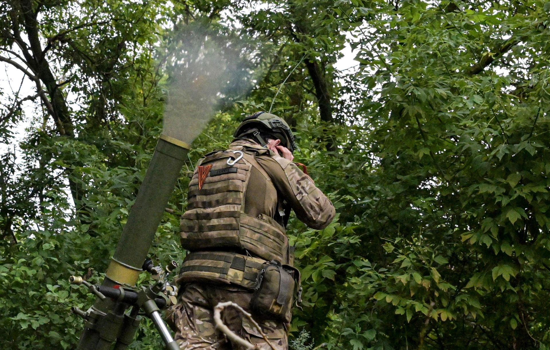 Военнослужащий ВС РФ ведет стрельбу из 82мм миномета