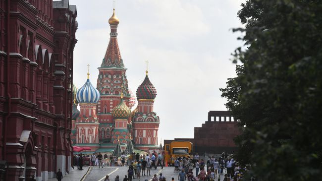 Люди на Красной площади в Москве