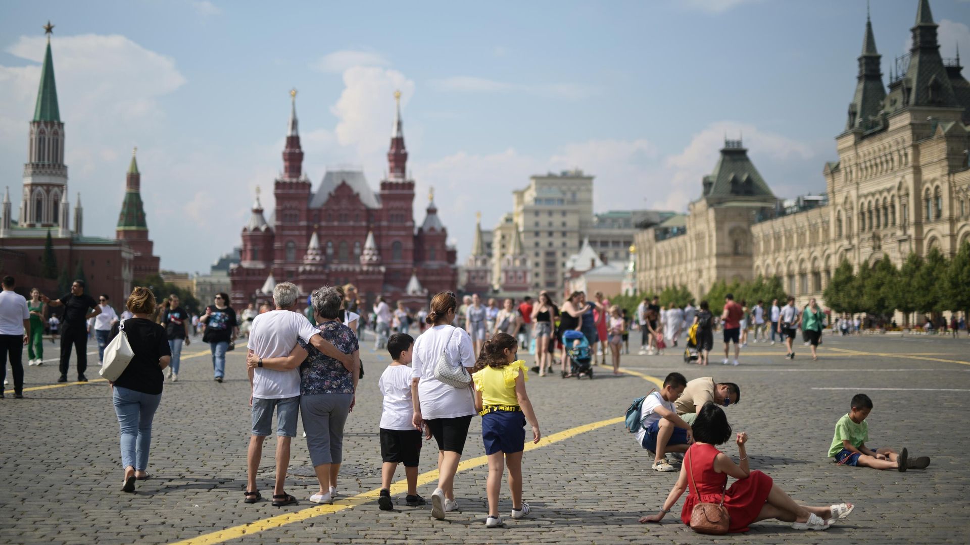 Люди на Красной площади в Москве Люди на Красной площади в Москве - РИА Новости, 1920, 13.09.2024