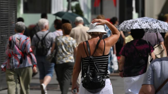 Люди на улице Москвы в жару