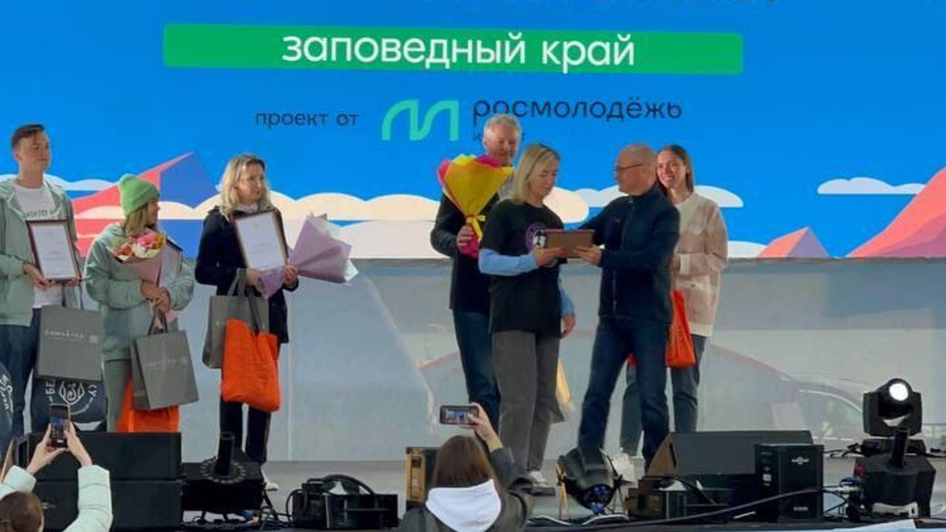 Первый замруководителя администрации президента России Сергей Кириенко вручил благодарственное письмо волонтеру премии Экология – дело каждого Анне Пермяковой Первый замруководителя администрации президента России Сергей Кириенко вручил благодарственное письмо волонтеру премии Экология – дело каждого Анне Пермяковой - РИА Новости, 1920, 04.08.2023