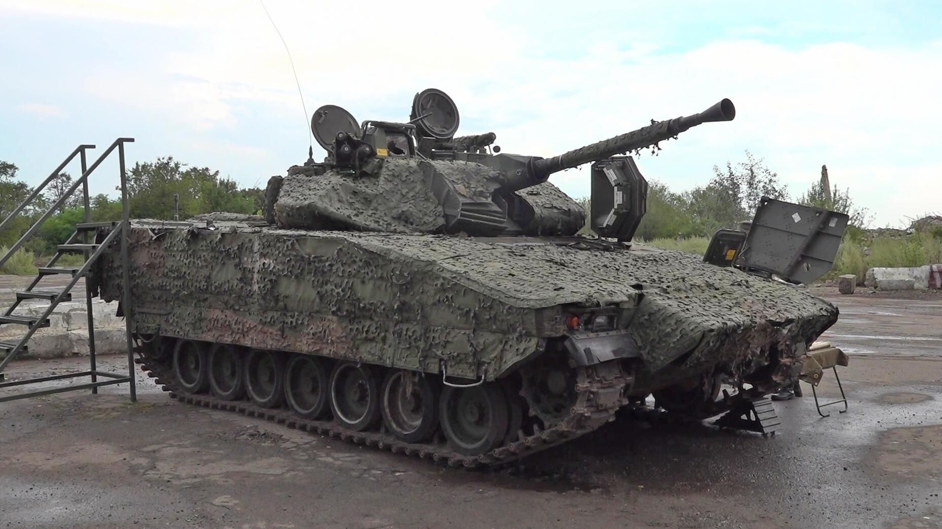 Шведская БМП CV-90, которая была брошена отступающими украинскими военнослужащими после поражения выстрелом из РПГ-7, в зоне СВО. Стоп-кадр видео Шведская БМП CV-90, которая была брошена отступающими украинскими военнослужащими после поражения выстрелом из РПГ-7, в зоне СВО. Стоп-кадр видео - РИА Новости, 1920, 21.02.2024