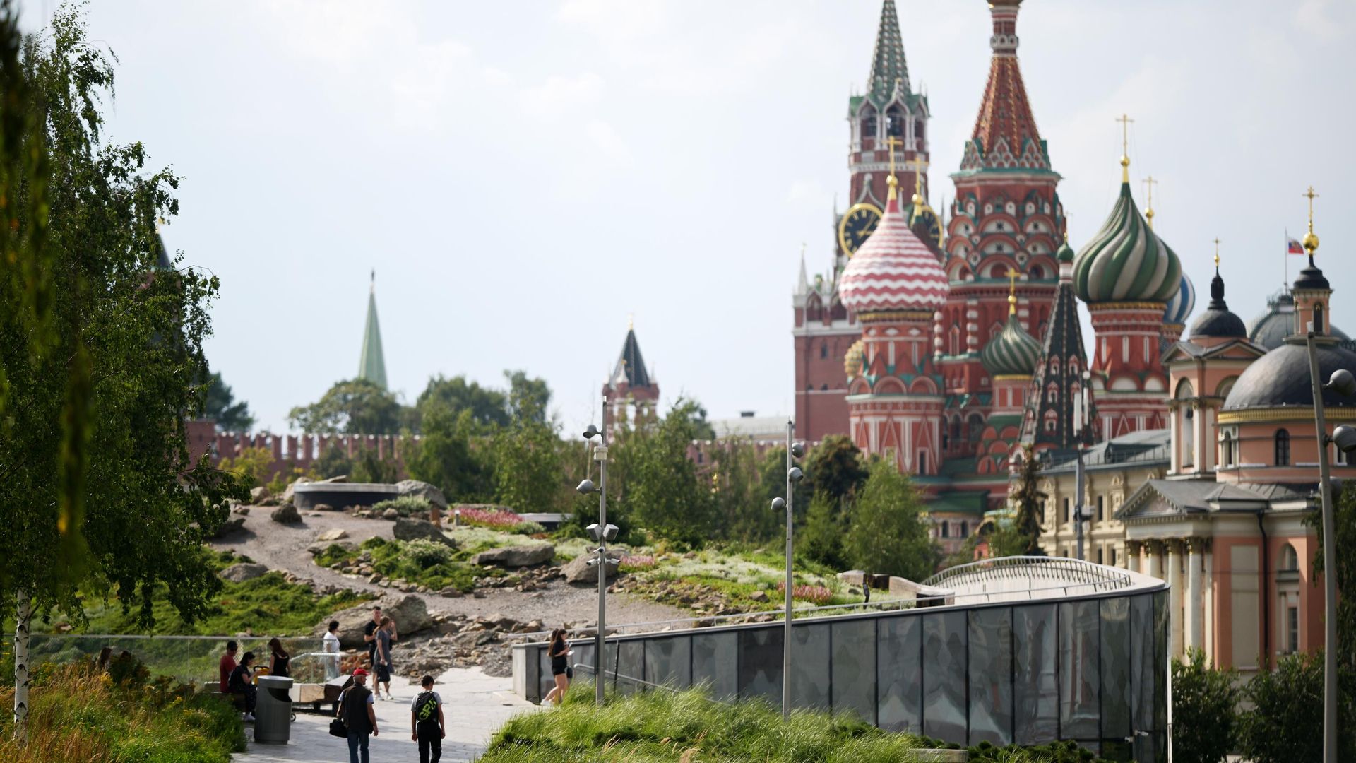 Люди гуляют в парке Зарядье Люди гуляют в парке Зарядье - РИА Новости, 1920, 19.09.2023