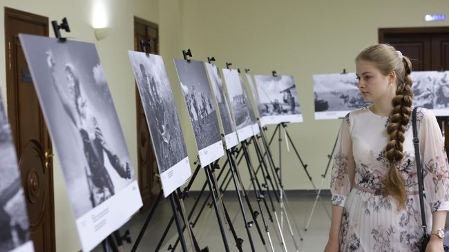Посетительница на открытии фотовыставки Освобождение. Белгород в Молодёжном культурном центре НИУ БелГУ в Белгороде Посетительница на открытии фотовыставки Освобождение. Белгород в Молодёжном культурном центре НИУ БелГУ в Белгороде