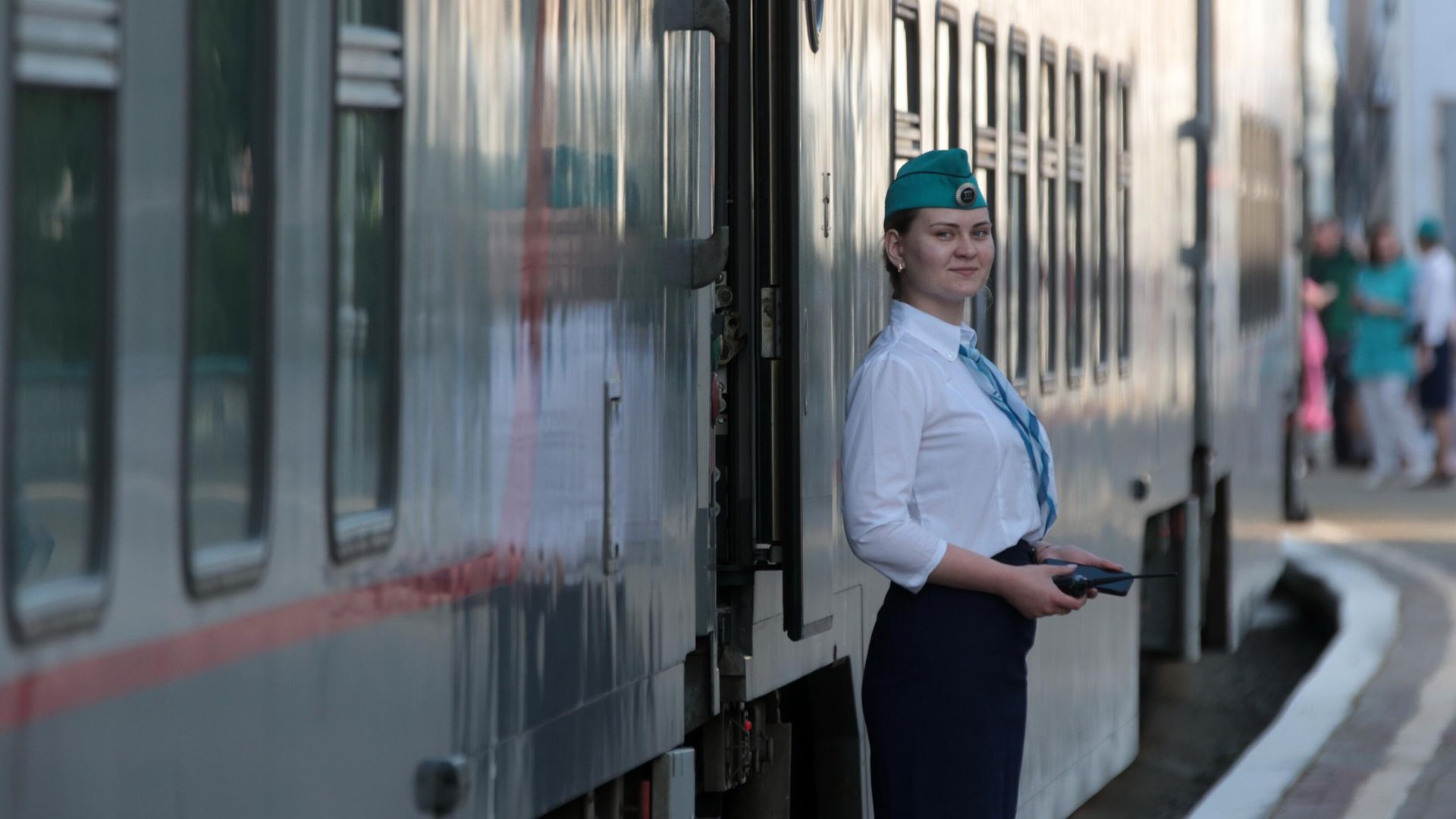 Проводник у скорого двухэтажного поезда Таврия из Москвы на железнодорожном вокзале Феодосии Проводник у скорого двухэтажного поезда Таврия из Москвы на железнодорожном вокзале Феодосии - РИА Новости, 1920, 06.08.2023