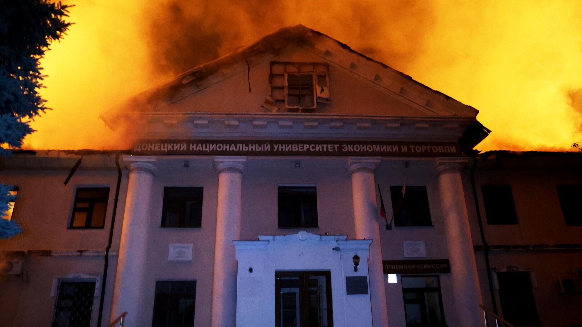 Пожар в здании первого корпуса Донецкого национального университета экономики и торговли им. Михаила Туган-Барановского в результате обстрела ВСУ Пожар в здании первого корпуса Донецкого национального университета экономики и торговли им. Михаила Туган-Барановского в результате обстрела ВСУ - РИА Новости, 1920, 06.08.2023