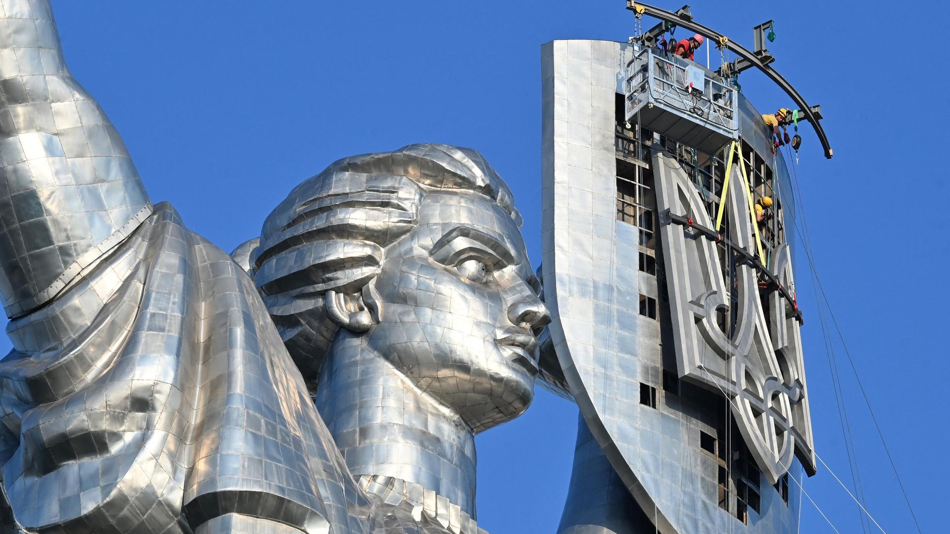 Рабочие устанавливают герб Украины на монумент Родина-мать в Киеве Рабочие устанавливают герб Украины на монумент Родина-мать в Киеве - РИА Новости, 1920, 06.08.2023