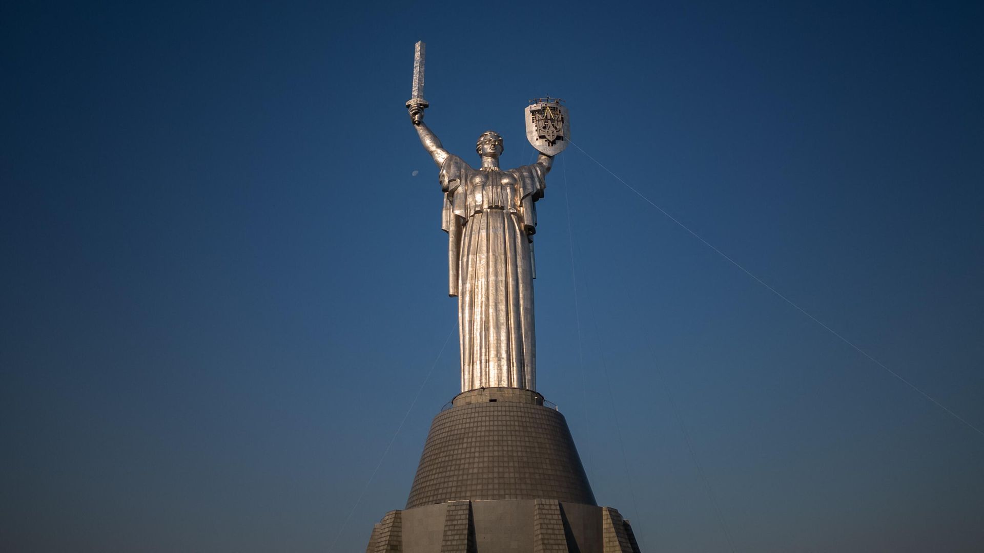Рабочие устанавливают герб Украины на монумент Родина-мать в Киеве Рабочие устанавливают герб Украины на монумент Родина-мать в Киеве - РИА Новости, 1920, 07.08.2023