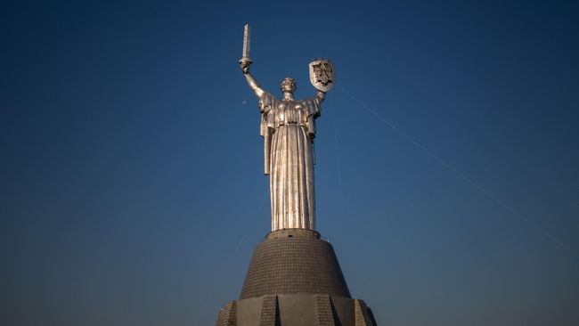 Рабочие устанавливают герб Украины на монумент Родина-мать в Киеве Рабочие устанавливают герб Украины на монумент Родина-мать в Киеве