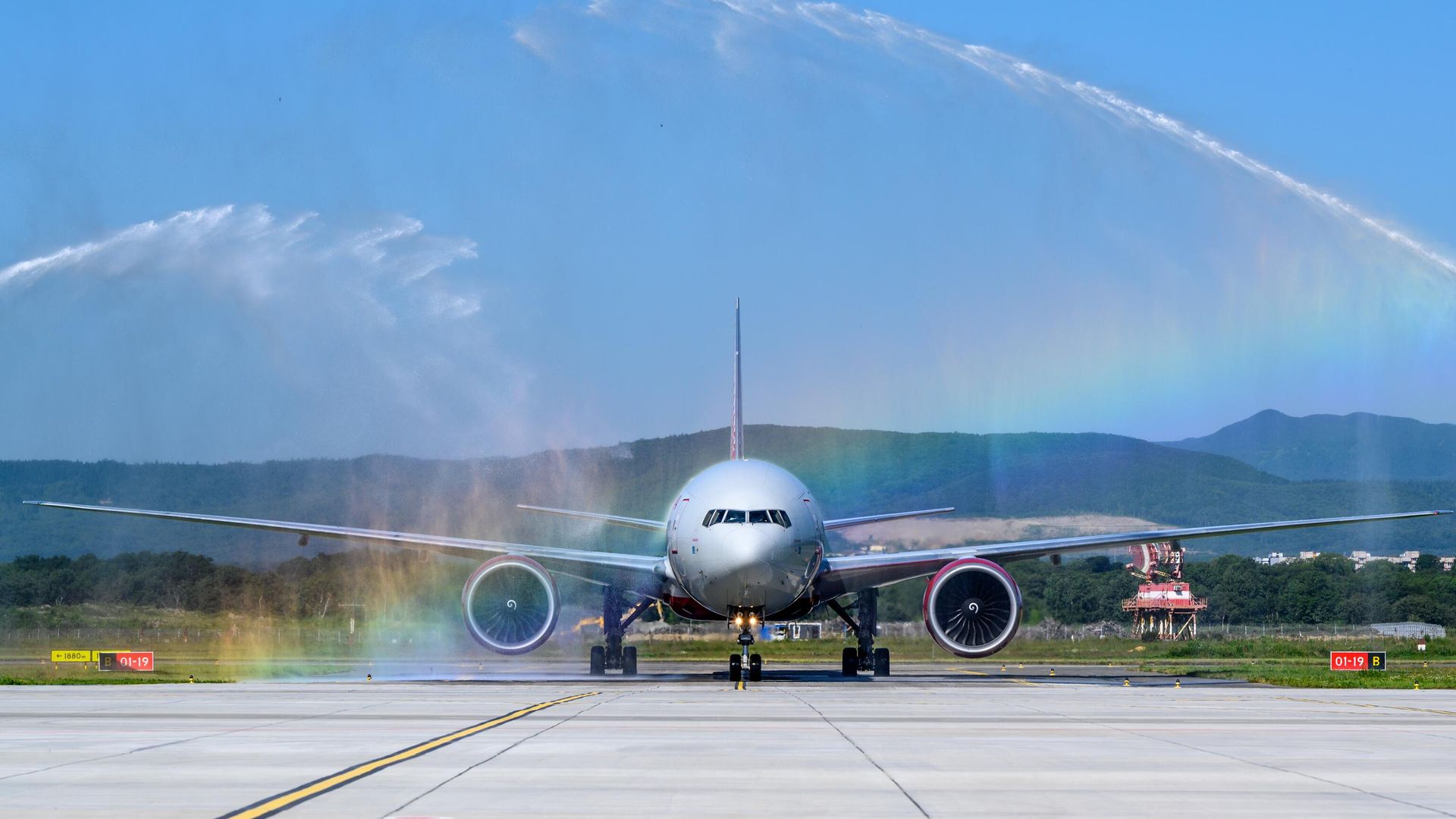 Самолет Boeing 777 авиакомпании Россия, прибывший из Москвы, встречают водной аркой в аэропорту им. А.П. Чехова в Южно-Сахалинске - РИА Новости, 1920, 17.04.2026