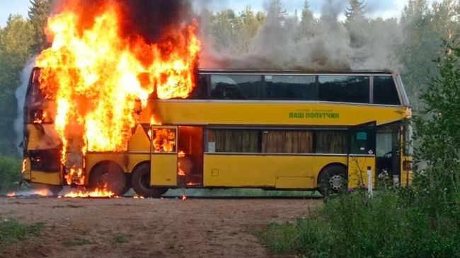 Двухэтажный автобус сгорел в Пермском крае