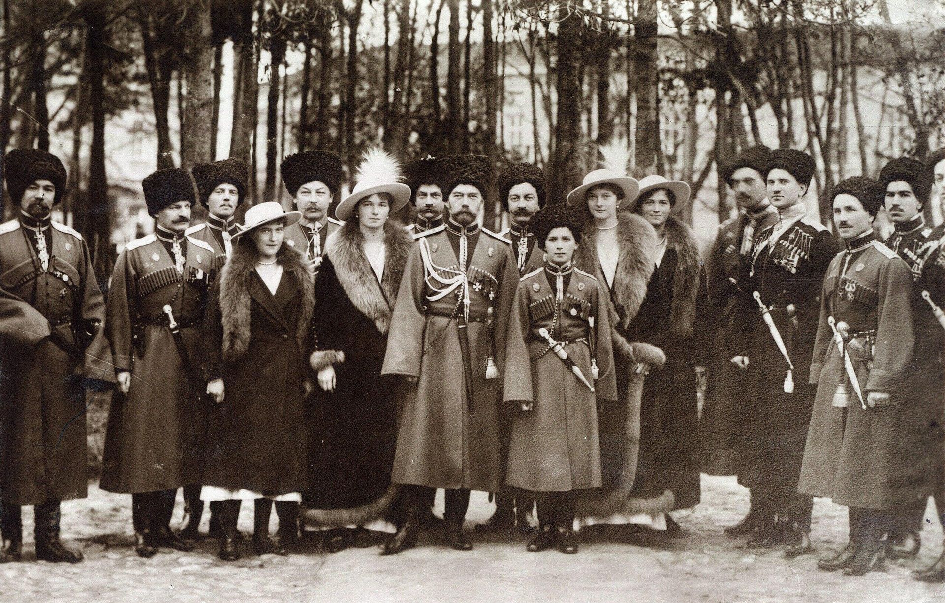 Императорская семья и казачий полк. 1916 год Императорская семья и казачий полк. 1916 год - РИА Новости, 1920, 08.08.2023