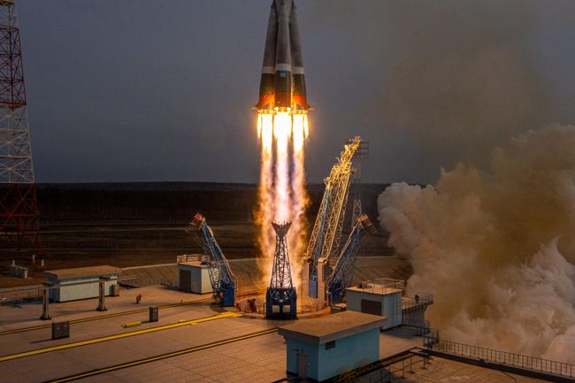 Пуск ракеты Союз-2 с 36 британскими спутниками связи с космодрома Восточный Пуск ракеты Союз-2 с 36 британскими спутниками связи с космодрома Восточный