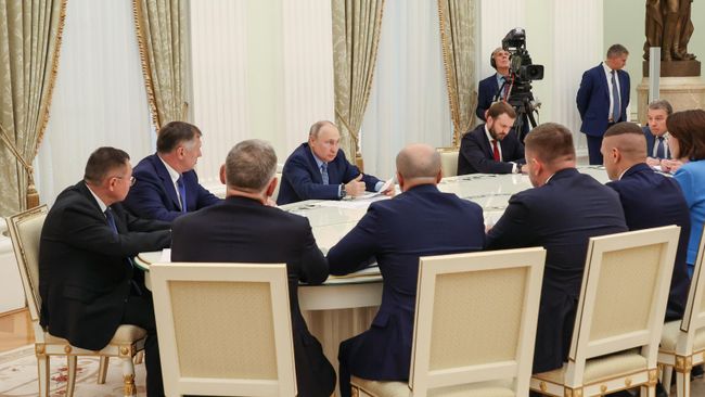 Президент РФ Владимир Путин проводит совещание по вопросам развития строительной отрасли Президент РФ Владимир Путин проводит совещание по вопросам развития строительной отрасли