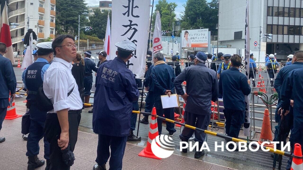 Участники акции протеста в районе российского посольства в Токио - РИА Новости, 1920, 09.08.2026