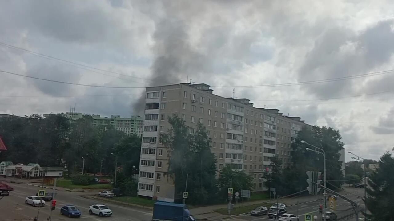 Дым над территорией Загорского оптико-механического завода в Сергиевом Посаде, где произошел взрыв. Стоп-кадр видео Дым над территорией Загорского оптико-механического завода в Сергиевом Посаде, где произошел взрыв. Стоп-кадр видео - РИА Новости, 1920, 09.08.2023