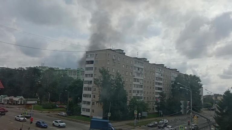 Дым над территорией Загорского оптико-механического завода в Сергиевом Посаде, где произошел взрыв. Стоп-кадр видео Дым над территорией Загорского оптико-механического завода в Сергиевом Посаде, где произошел взрыв. Стоп-кадр видео
