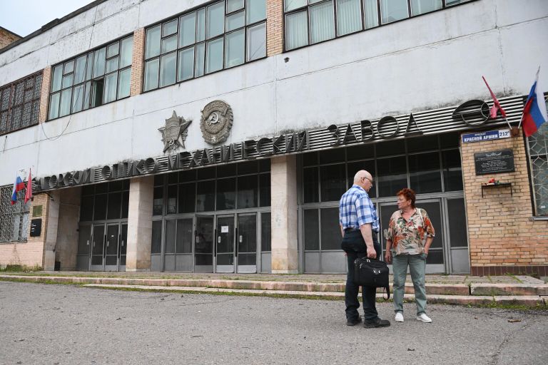 Главный вход Загорского оптико-механического завода в Сергиевом Посаде, на территории которого произошел взрыв Главный вход Загорского оптико-механического завода в Сергиевом Посаде, на территории которого произошел взрыв