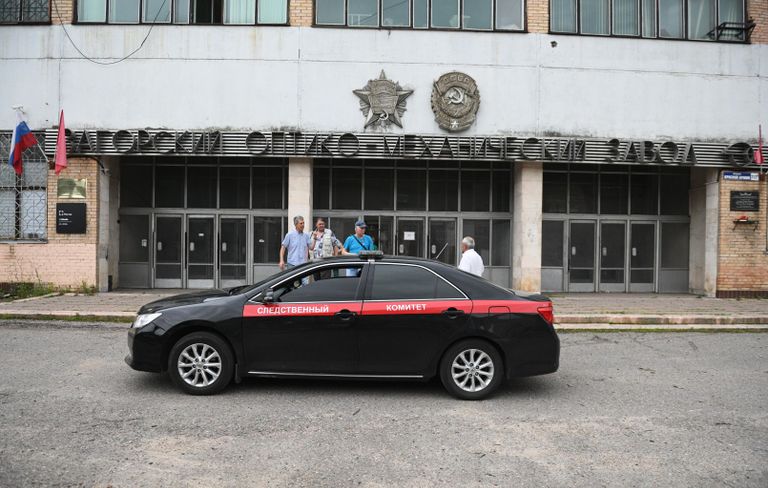 Автомобиль Следственного комитета РФ у главного входа Загорского оптико-механического завода в Сергиевом Посаде, на территории которого произошел взрыв Автомобиль Следственного комитета РФ у главного входа Загорского оптико-механического завода в Сергиевом Посаде, на территории которого произошел взрыв