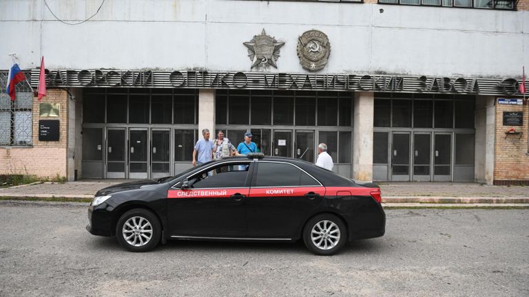 Автомобиль Следственного комитета РФ у главного входа Загорского оптико-механического завода в Сергиевом Посаде, на территории которого произошел взрыв Автомобиль Следственного комитета РФ у главного входа Загорского оптико-механического завода в Сергиевом Посаде, на территории которого произошел взрыв