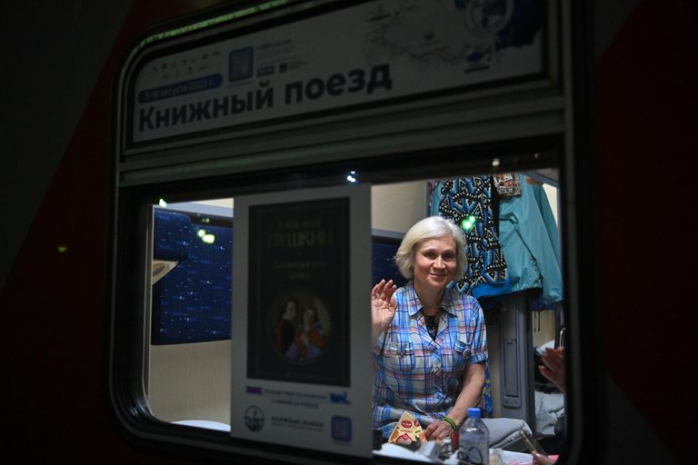 Книжный поезд, следующий по маршруту Санкт-Петербург - Владивосток в рамках фестиваля Книжные маяки России Книжный поезд, следующий по маршруту Санкт-Петербург - Владивосток в рамках фестиваля Книжные маяки России